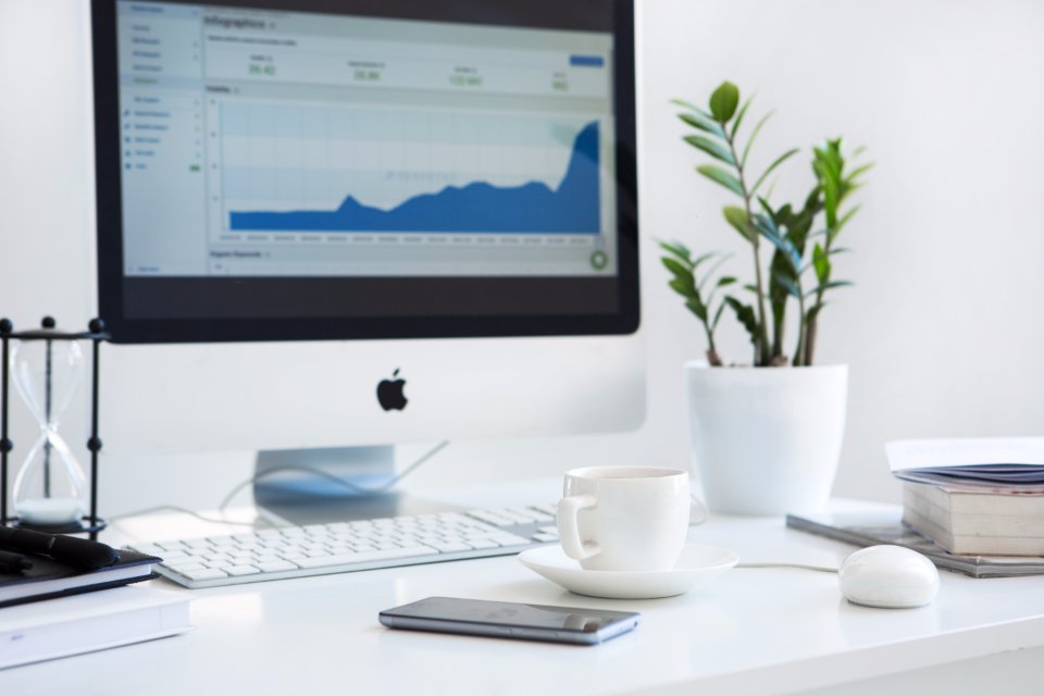 Escritorio con computadora mostrando gráficos de analítica web